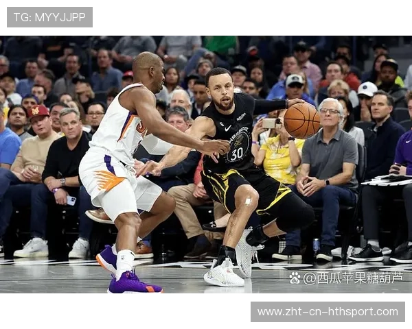 库里持球突破背后传球,助攻汤普森三分为